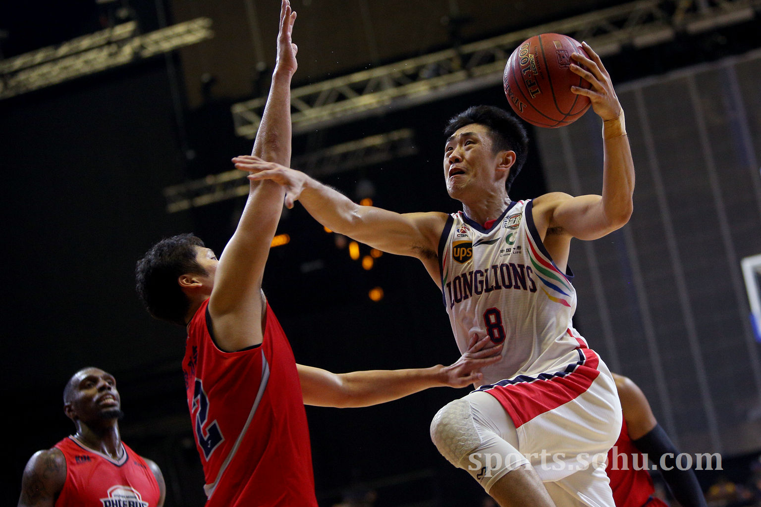 太阳险胜广州队，西亚卡姆点燃赛场