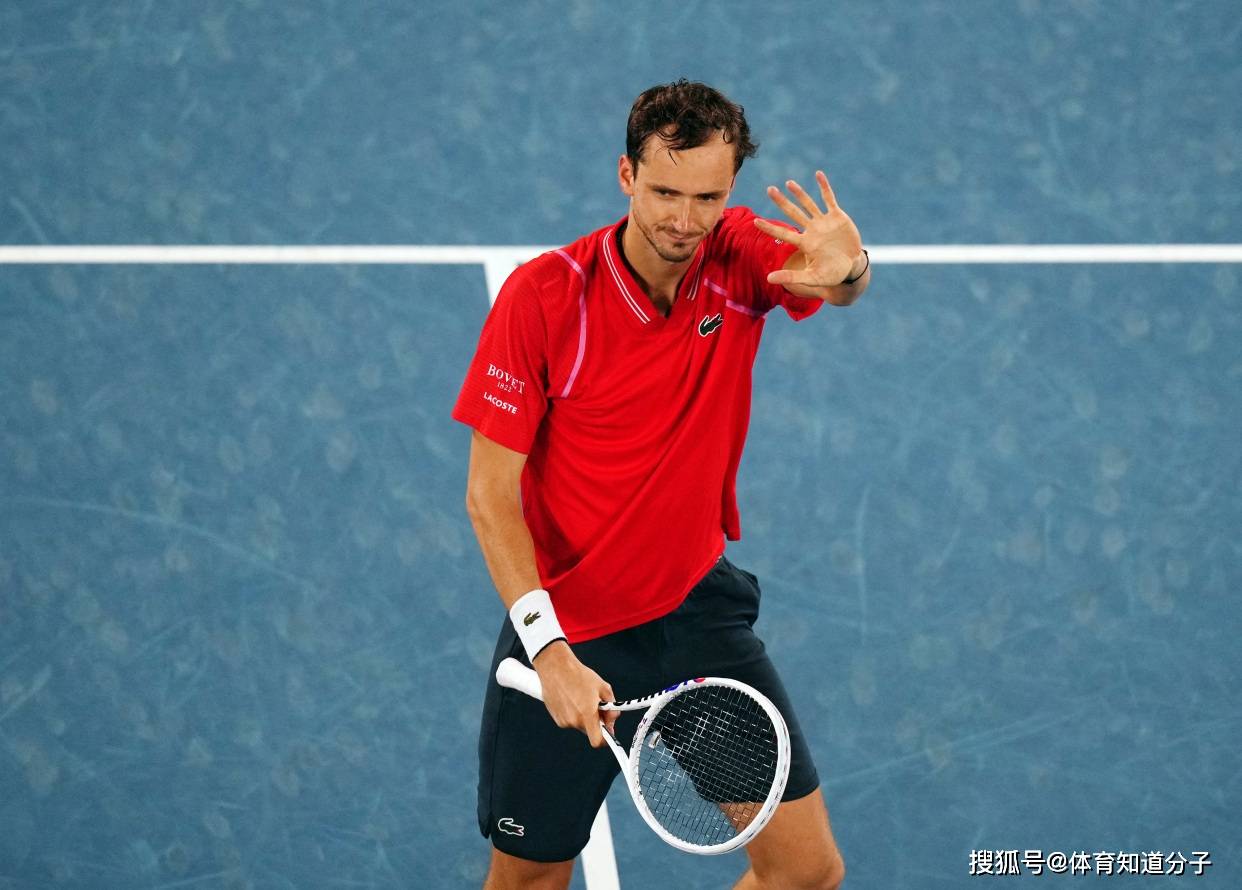 拉沃尔杯轻取法网，梅德韦杰夫点燃赛场