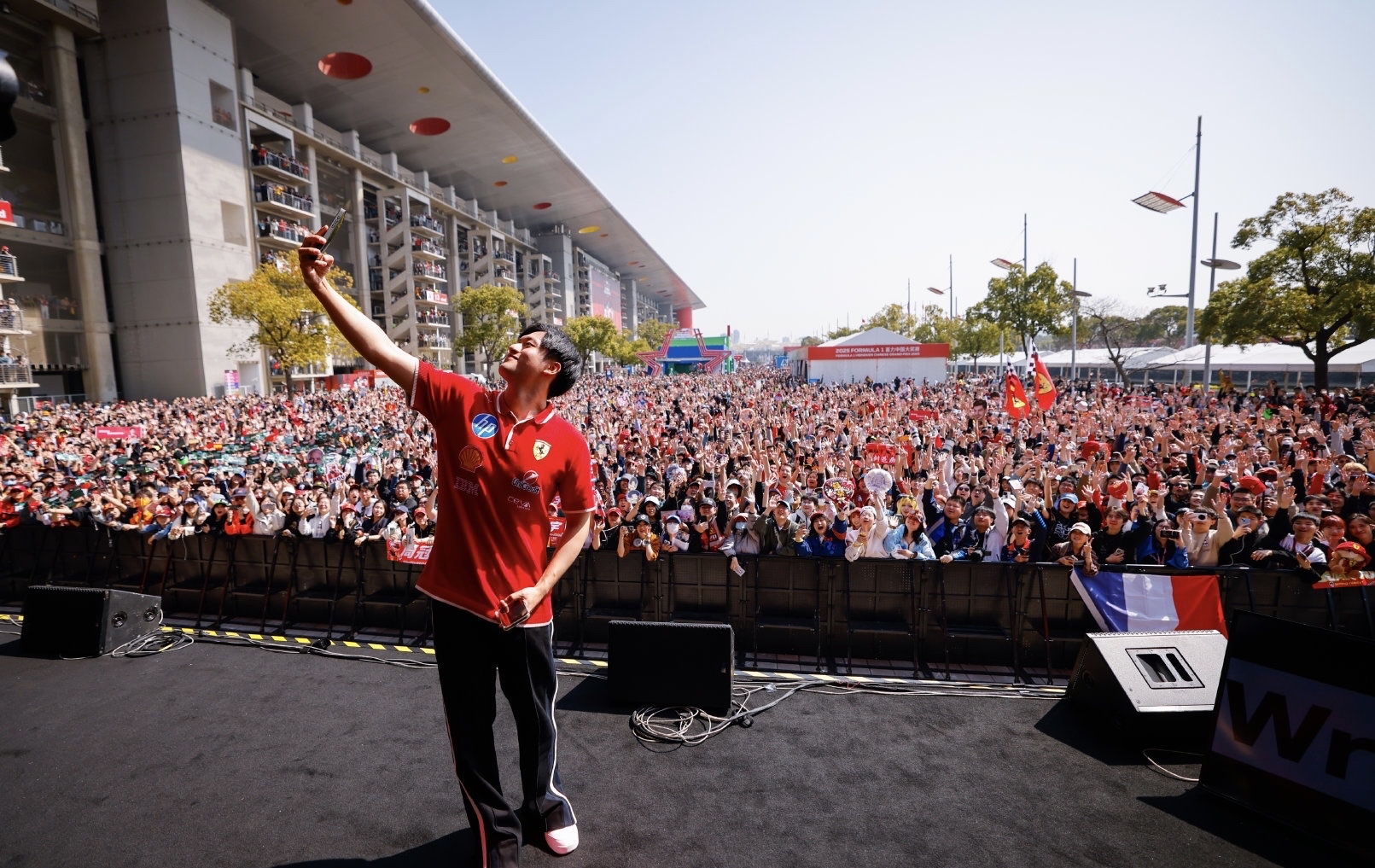 雷诺车队横扫索伯车队，周冠宇点燃赛场