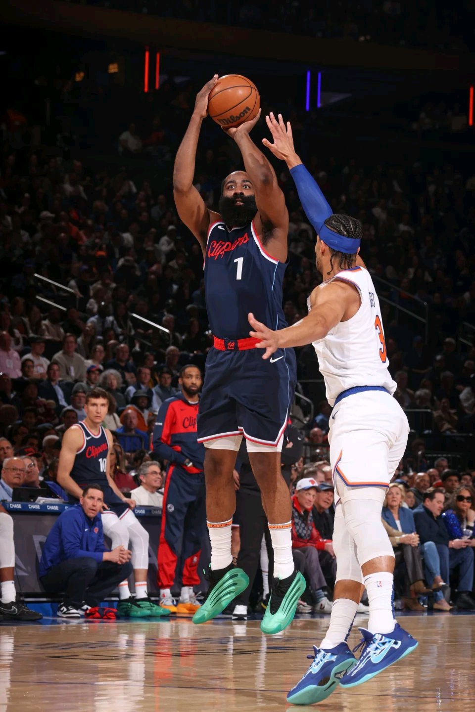 开云平台-尼克斯鏖战爵士，伦纳德三分雨点燃全场