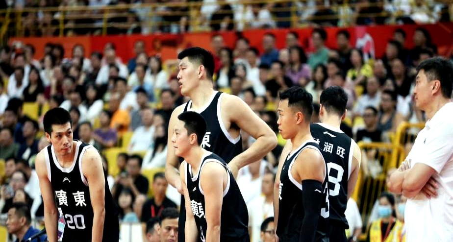 开云体育视频直播-篮球锦标赛决赛战略展开，球队备战全力争胜